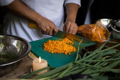 Un cocinero del restaurante Domingo pica un chontaduro para uno de los eventos, en el marco de la COP16.