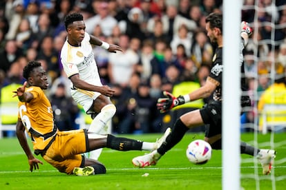 Vinicius, obstaculizado por Mumin, supera a Dimitrievski en un gol que fue anulado.