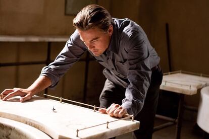 05/06/2015
Una reflexión sobre la naturaleza subjetiva de la realidad. Este es el mensaje que quiso lanzar al mundo Christopher Nolan con el ya célebre final de Origen (Inception)
Dom Cobb (Leonardo Di Caprio) el hombre que se cuela en los sueños de los demás, se reencuentra con sus hijos en el jardín de su casa. Para comprobar que es real, recurre a su tótem, el objeto que le permite determinar si se encuentran dentro de un sueño o no. El caso de Cobb es una peonza
CULTURA
WARNER BROS.