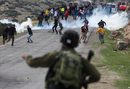 Manifestantes palestinos se enfrentan a soldados israelíes durante una protesta contra los asentamientos judíos en el Valle del Jordán de la Cisjordania ocupada por Israel.