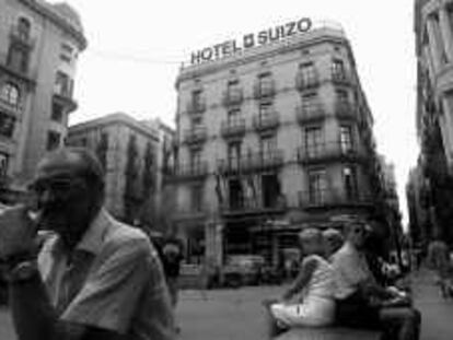 B 35730 (10/jul/00) -color-Precintado de los hoteles "Suizo" y "Gotico" de Barcelona por falta de medidas de seguridad. Los dos hoteles son propiedad del grupo empresario Miguel Gargallo Lázaro, ubicados en c/Jaume I, 14 y 6. Foto: Carmen Secanella