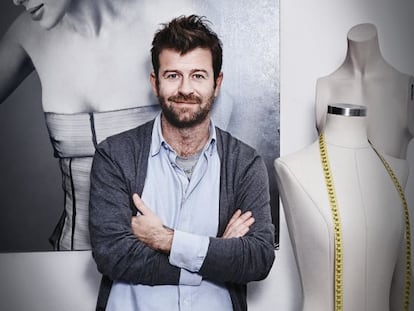 Fernando García, ganador del Goya al mejor diseño de vestuario por 'La isla mínima', en su estudio de Sevilla.