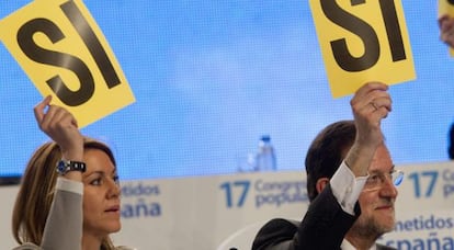 El presidente del Partido Popular, Mariano Rajoy, y la secretaria general de la formación política, María Dolores de Cospedal, en la primera votación.