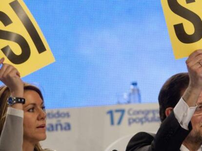El presidente del Partido Popular, Mariano Rajoy, y la secretaria general de la formación política, María Dolores de Cospedal, en la primera votación.