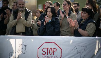Trabajadores del Zoo de Barcelona durante su protesta por el futuro de la instalación.