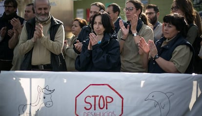 Trabajadores del Zoo de Barcelona durante su protesta por el futuro de la instalación.