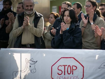 Trabajadores del Zoo de Barcelona durante su protesta por el futuro de la instalación.