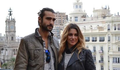 Los actores Aitor Luna y Blanca Suárez en la terraza del edificio Rialto de Valencia.