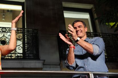Pedro Sánchez celebra los resultados electorales en la sede del PSOE, en Madrid.