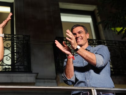 Pedro Sánchez celebra los resultados electorales en la sede del PSOE, en Madrid.