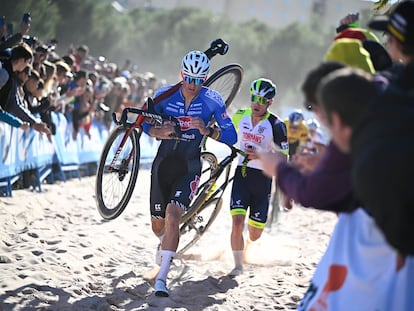 Van Der Poel, durante la prueba de la Copa del Mundo disputada este domingo en Benidorm.