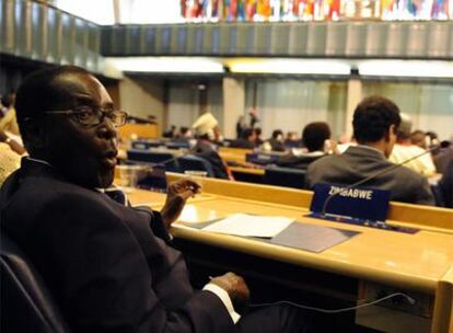 El presidente de Zimbabue, Robert Mugabe, sigue los discursos de los participantes en la cumbre de Roma.