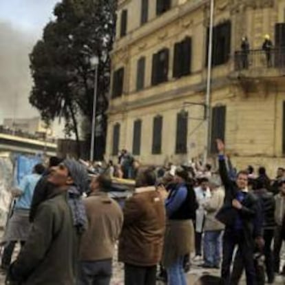 Grupos de manifestantes se increpan en una zona próxima a la Plaza Tahrir de El Cairo