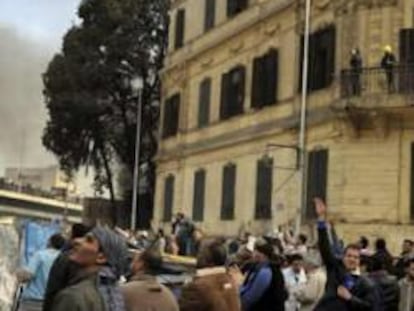 Grupos de manifestantes se increpan en una zona próxima a la Plaza Tahrir de El Cairo