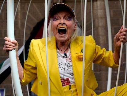 Vivienne Westwood, en una jaula suspendida en el centro de Londres, el 21 de julio de 2020.