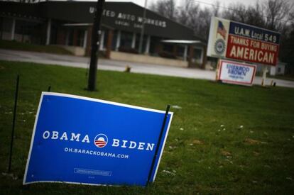 Un signo de Obama ante la sección 549 del sindicato United Auto Workers en Ontario, Ohio.