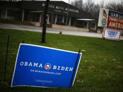 Un signo de Obama ante la secci&oacute;n 549 del sindicato United Auto Workers en Ontario, Ohio.