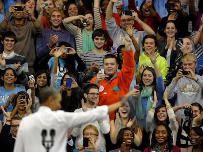 El president Barack Obama, de espaldas, saluda a los estudiantes de la Universidad de Carolina del Norte en Chapel Hill.