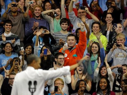 El president Barack Obama, de espaldas, saluda a los estudiantes de la Universidad de Carolina del Norte en Chapel Hill.