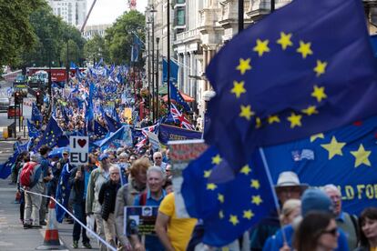 Desde que los británicos decidieron (51,9% frente al 48,1%) en 2016 iniciar un camino al margen de la UE, se han sucedido numerosas manifestaciones en contra del Brexit y pidiendo la repetición de la consulta. En la imagen, una protesta recorre el centro de Londres el 9 de septiembre de 2017.