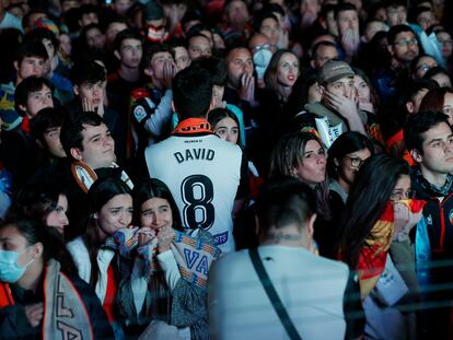 Aficionados del Valencia que han seguido la final de la Copa del Rey desde Valencia, lamentan la derrota del equipo valencianista.