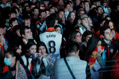 Aficionados del Valencia que han seguido la final de la Copa del Rey desde Valencia, lamentan la derrota del equipo valencianista.