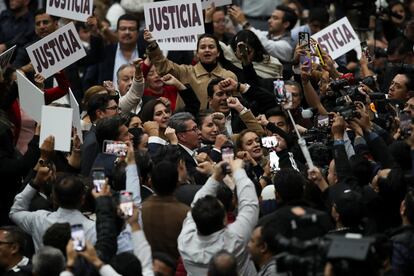 Ricardo Monreal celebra con legisladores de Morena y aliados mientras opositores protestan a su alrededor, el martes en Ciudad de Mxico.