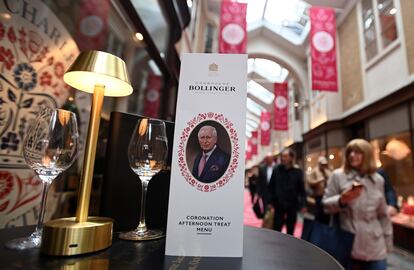 Un menú de coronación en un café de Londres, en los preparativos de la ceremonia de hoy./ EFE