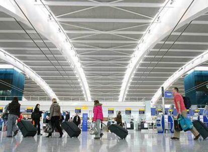 Los vestíbulos de los aeropuertos son el centro de acción de los nuevos cosmopolitas.