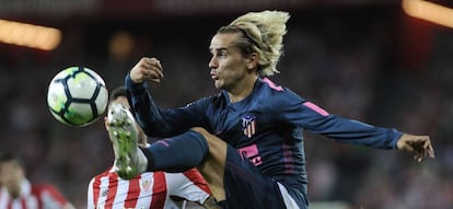 Griezmann controla el balón.