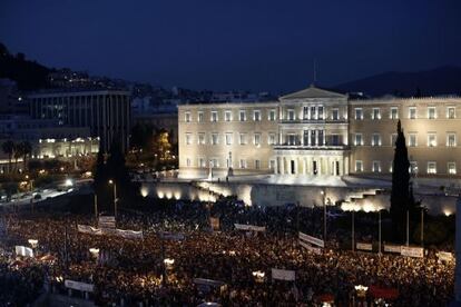 Manifestantes contra o plano de austeridade em Atenas.