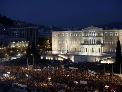 Manifestantes contra o plano de austeridade em Atenas.