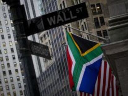 La bandera sudafricana, colgada en Wall Street en homenaje a Nelson Mandela.