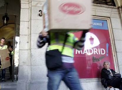 Agentes de la Guardia Civil sacaban el miércoles cajas de documentos de la Junta Municipal del Distrito de Centro.