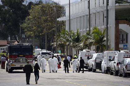 Los servicios de emergencia acuden a la Escuela de Policía General Santander tras la explosión para auxiliar a los heridos del atentado.