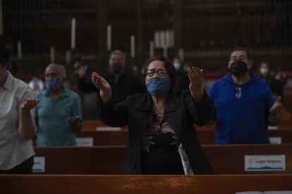 Los fieles católicos de México volvieron este domingo a las iglesias tras meses de restricciones sanitarias.