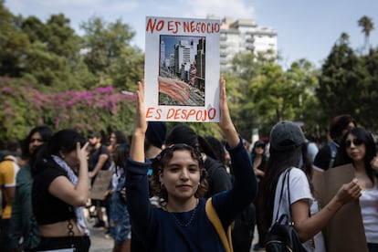 La protesta se ha concentrado en la explanada central del parque México, para salir en dirección a la Estela de Luz.