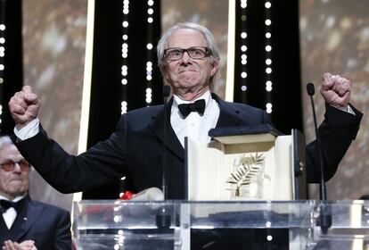 El director Ken Loach, ganador del Premio Palma de Oro por su película 'I, Daniel Blake', durante la ceremonia de clausura del Festival de cine de Cannes.