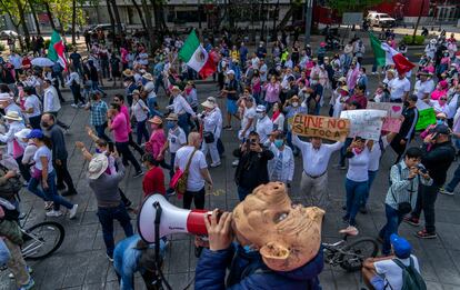 Seguidores del presidente López Obrador se instalaron en un punto de la marcha, para gritar consignas en apoyo a la reforma electoral. 