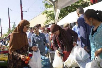 Unas musulmanas hacen la compra en el mercado del Mediodía de Bruselas.