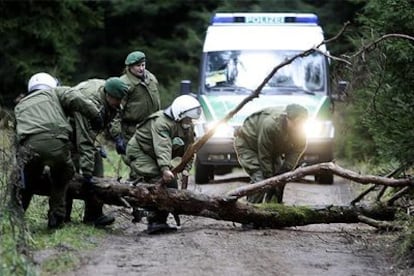 La policía despeja un camino en Dannenberg (norte de Alemania), bloqueado con árboles por los campesinos.