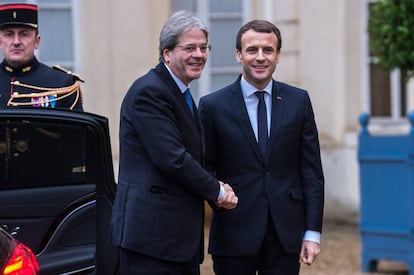 El presidente francés, Emmanuel Macron (d), y el primer ministro italiano, Paolo Gentiloni (c),en una cumbre este miércoles en Francia.