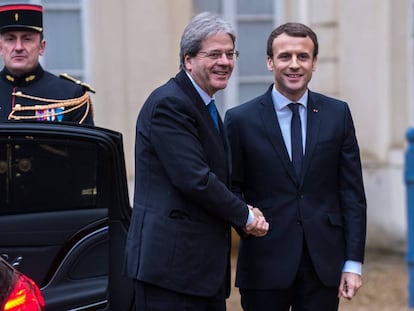 El presidente franc&eacute;s, Emmanuel Macron (d), y el primer ministro italiano, Paolo Gentiloni (c),en una cumbre este mi&eacute;rcoles en Francia.