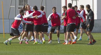 Los jugadores del Sevilla, durante un entrenamiento.