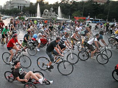 Los participantes de Bicicrítica arrancan la marcha en la plaza de Cibeles.