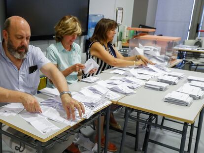 Integrantes de una mesa electoral del Instituto Ortega y Gasset, en Madrid, durante el recuento de votos tras el cierre de los colegios de la jornada de elecciones generales del 23 de julio.