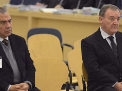  El ex director general de la CAM Roberto L&oacute;pez Abad (i) y el exdirectivo Juan Ram&oacute;n Avil&eacute;s (d) en el juicio en la Audiencia Nacional.