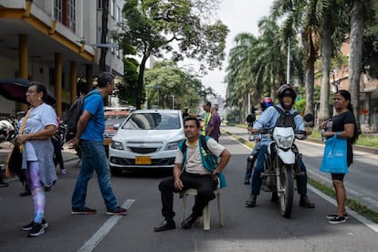 Pacientes de la Nueva EPS durante el bloqueo de la Avenida de las Américas, en Cali.