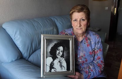 Carmen sostiene una foto de su hija, Soledad Donoso, asesinada en Córdoba, en 1992.