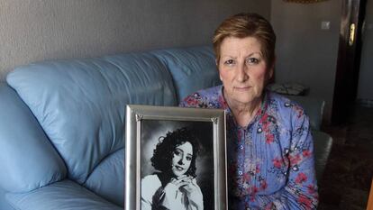 Carmen sostiene una foto de su hija, Soledad Donoso, asesinada en Córdoba, en 1992.